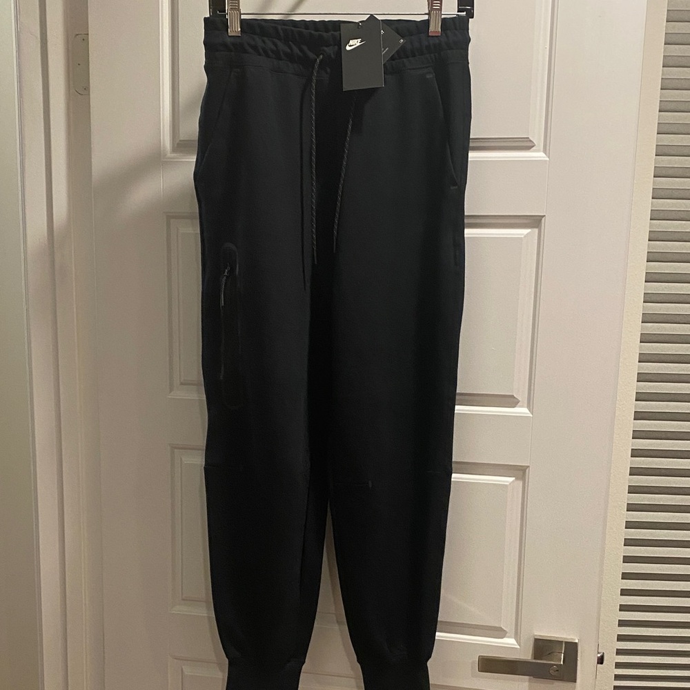 Nike women’s sweat pants 

Size small 

Color black